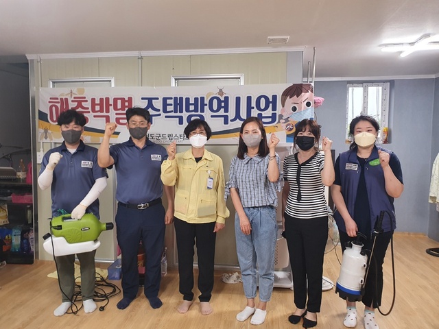 ▲ 청도군은 23일 주거환경이 열악한 관내 취약계층 아동 가정 16세대에 방역서비스를 지원한다.ⓒ청도군