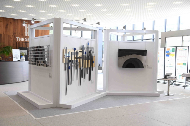 ▲ 제2회 스틸아트 공모전에 선정된 작품들이 더샵갤러리에 전시돼 있다. ⓒ 포스코건설