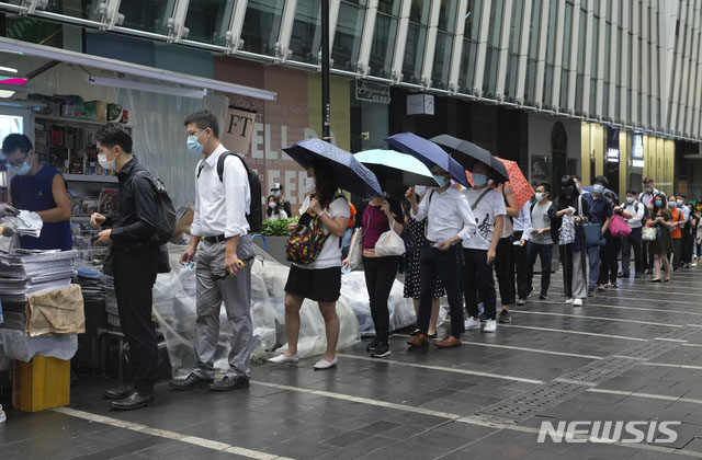 ▲ 빈과일보 마지막 판을 사기 위해 가판대 앞에 줄을 선 홍콩 시민들. ⓒ뉴시스 AP. 무단전재 및 재배포 금지.