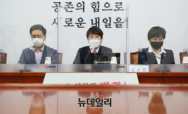 ▲ 이준석 국민의힘 대표(가운데)가 24일 오전 국회에서 열린 최고위원회의에서 모두발언을 하고 있다. ⓒ사진=국민의힘