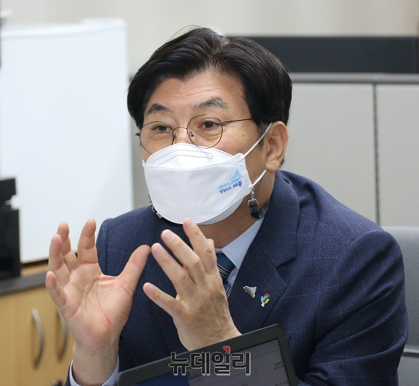 ▲ 이춘희 세종시장이 24일 대변인실에서 기자들과 만나 국회법 개정안 처리에 대해 입장을 밝히고 있다.ⓒ이길표 기자