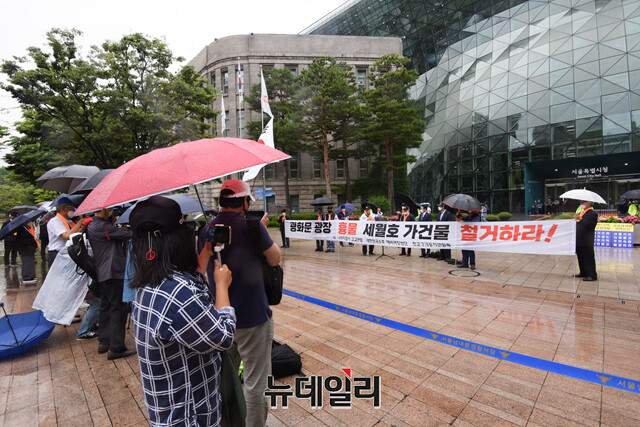 ▲ 나라지킴이고교연합, 대한민국수호예비역장성단, 전군구국동지연합회 등 우파시민단체들이 지난 18일 서울시청 앞에서 광화문광장에 있는 세월호 가건물을 철거하라고 요구하며 기자회견을 하고 있다. ⓒ강민석 기자