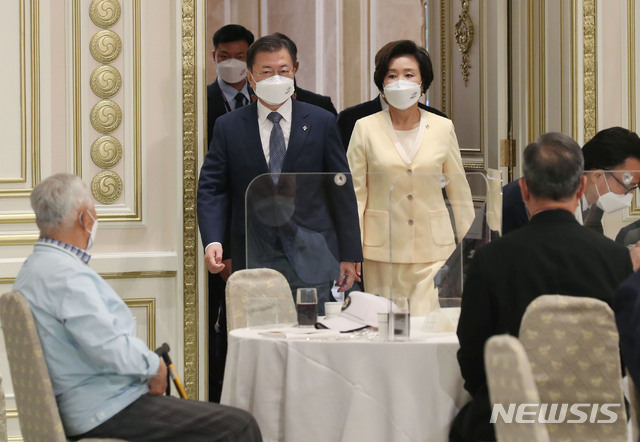 ▲ 문재인 대통령과 부인 김정숙 여사가 24일 청와대 영빈관에서 열린 '국가유공자 및 보훈가족 초청 오찬'에 참석하고 있다. ⓒ뉴시스