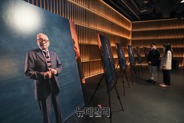 ▲ 24일 오전 서울 서대문구에 위치한 현대백화점 신촌점 복합문화서점 '아크앤북'에서 고객들이 '이웃에 영웅이 산다' 사진전을 감상하고 있다. ⓒ현대백화점