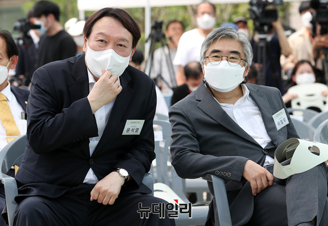 ▲ 윤석열 전 검찰총장이 9일 오후 서울 중구 남산예장공원 개장식에서 이회영 선생의 증손자이자 친구로 알려진 이철우 연세대 교수와 대화하고 있다. ⓒ뉴데일리DB