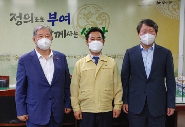 ▲ 사진좌측부터 대전상의 정태회회장, 박정현 부여군수, 대전상의 송인석 부회장.ⓒ대전상공회의소