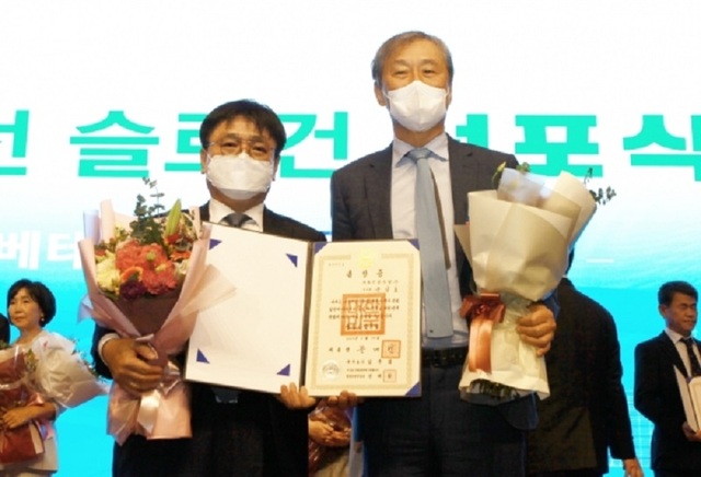 ▲ 사진 좌측부터 윤길호 계룡건설 부사장, 계룡건설 한승구 회장.ⓒ계룡건설