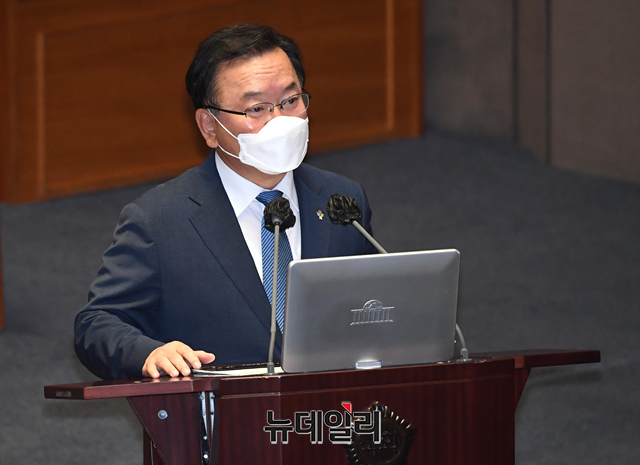 ▲ 김부겸 국무총리가 24일 오후 국회에서 열린 교육·사회·문화 분야 대정부질문에서 '박성민 청와대 청년비서관의 인사'와 관련한 허은아 국민의힘 의원 질문에 