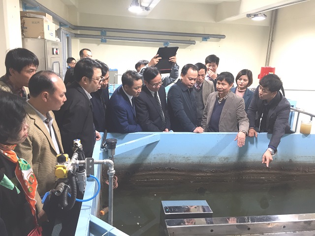 ▲ 베트남 관계자들이 에코-물센터에서 GK-SBR 연구장치를 견학하고 있다.ⓒ경주시