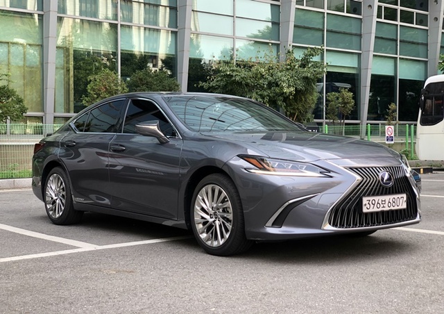 ▲ 렉서스의 ‘ES 300h’ ⓒ박상재 기자