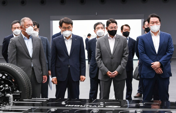 ▲ 지난 10일 수소기업협의체 설립 논의를 위해 경기도 화성시 현대자동차·기아 기술연구소에서 회동한 정의선 현대차그룹 회장, 최태원 SK그룹 회장, 최정우 포스코그룹 회장, 조현준 효성그룹 회장(왼쪽부터)이 기념촬영을 하고 있다.