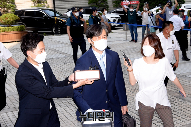 ▲ 조국 전 법무부장관이 25일 서울중앙지법 형사21부(마성영 부장판사) 심리로 열린 자녀 입시비리 재판에 출석하고 있다. ⓒ뉴데일리 DB