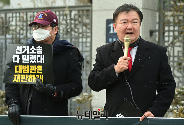 ▲ 민경욱(오른쪽) 전 미래통합당 의원. 민 전 의원은 지난 4.15총선에서 인천 연수을 지역구에 출마해 낙선한 뒤 선거무효소송을 제기했다. 대법원은 오는 28일 인천지방법원에서 재검표를 실시할 예정이다. ⓒ정상윤 기자