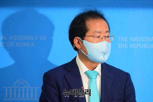 ▲ 15개월 만에 국민의힘 복당이 결정된 홍준표 의원이 지난 24일 오전 국회 소통관에서 기자회견을 마친 후 기자들의 질문에 답하고 있다. ⓒ이종현 기자