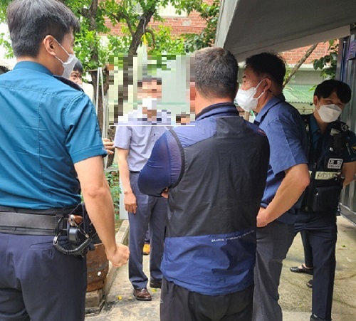 ▲ 대전 A구역 재개발 조합장과 임원 등 30여 명이 지난 11일 ‘내 재산 지킴이’ 사무실을 무단 침입해 1시간 동안 점거하자 경찰이 출동한 모습이다.ⓒ내 재산 지킴이