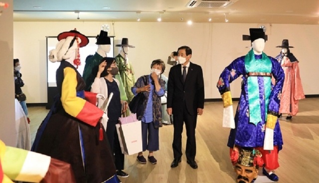 ▲ 의류학전공 제30회 졸업작품전시회를 둘러보는 한남대 이광섭 총장.ⓒ한남대