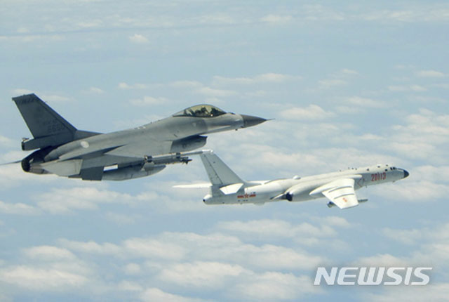 ▲ 2018년 5월 대만 방공식별구역에서 중국군 H-6K를 감시하는 대만 공군 F-16 전투기. ⓒ뉴시스 AP. 무단전재 및 재배포 금지.