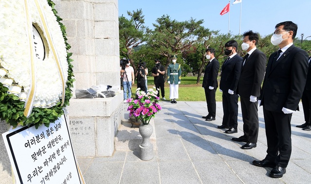 ▲ 오세훈 서울시장이 25일 6.25전쟁 71주년을 맞아 청년유공자들과 학도의용군 무명용사의 탑을 찾아 참배를 하고 있다. ⓒ서울시 제공