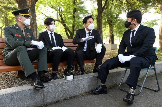 ▲ 오세훈 서울시장이 25일 군 복무 중 사고를 당한 조정선수 하재헌 씨, 이주은 해병 대위, 모델 이찬호 씨 등 청년유공자들과 이야기를 나누는 모습이다. ⓒ서울시 제공