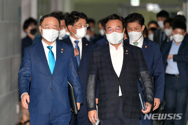 ▲ 홍남기 경제부총리와 윤호중 더불어민주당 원내대표가 25일 서울 여의도 국회에서 열린 '2021 하반기 경제정책방향 당정협의'에 참석하고 있다. ⓒ뉴시스