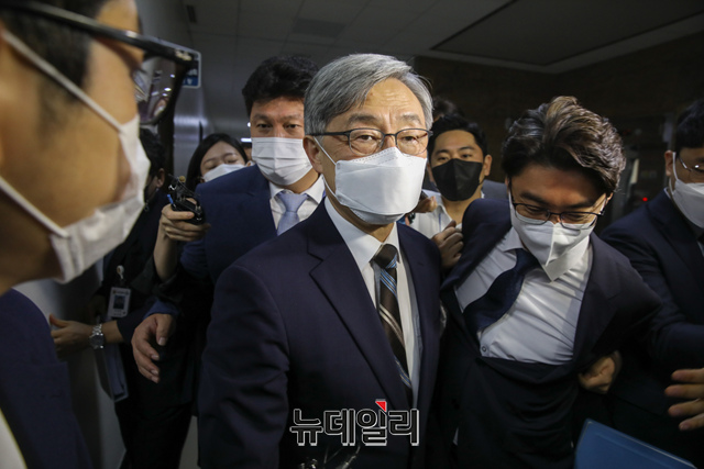 ▲ 지난 18일 오전 국회에서 열린 법제사법위원회 전체회의에 참석하며 취재진의 질문을 받고 있는 최재형 감사원장 자료사진. ⓒ이종현 기자(사진=공동취재단)