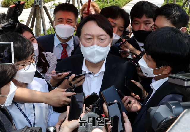 ▲ 윤석열 전 검찰총장이 지난 9일 오후 서울 중구 남산예장공원 및 이회영 기념관 개장식에 앞서 발열체크를 하며 취재진 질문을 듣고 있다. ⓒ뉴시스