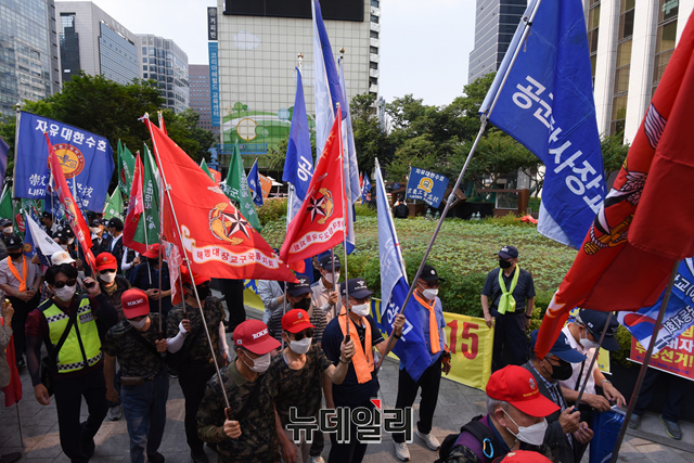 ▲ 25일 '6.25전쟁 71주년 자유대한민국 수호 국민행사' 참가자들이 소속 단체 깃발을 들고 서울 을지로 일대에서 거리행진 하고 있다. ⓒ강민석 기자