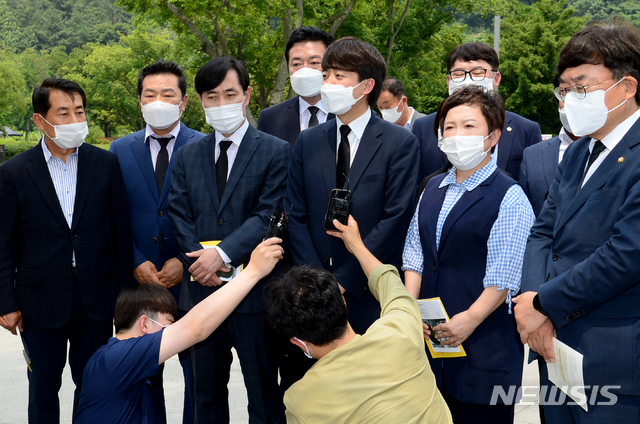 ▲ 25일 고(故) 노무현 전 대통령 묘역을 참배한 뒤 발언 중인 이준석(가운데) 국민의힘 대표. ⓒ뉴시스