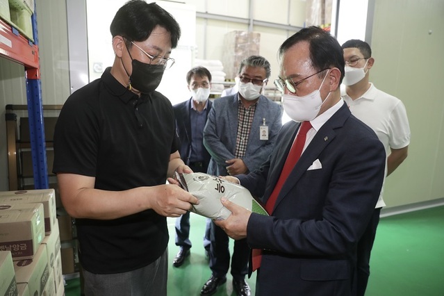 ▲ 박상돈 천안시장이 25일 ‘빵의 도시 천안’에 대한 구상을 구체화하고 체계적인 추진을 위해 천안팥영농조합법인과 팥 앙금 가공장, 우수제과업소 2개소를 방문했다. 박 시장이 능수식품 관계자로부터 제품에 대한 설명을 듣고 있다.ⓒ천안시