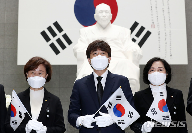 ▲ 백범 김구 선생 서거 72주기인 26일 오전 서울 용산구 김구 선생 묘역을 찾아 참배를 마친 후 기념관을 찾은 이준석(가운데) 국민의힘 대표. ⓒ뉴시스
