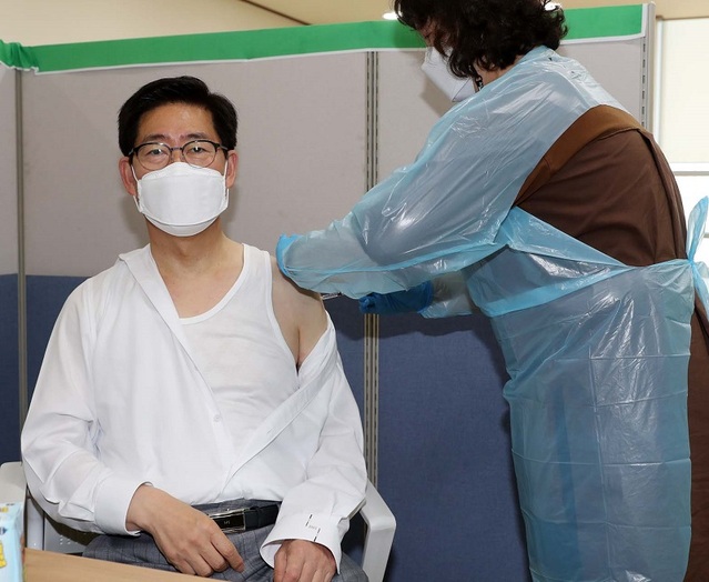▲ 양승조 충남지사가 지난 25일 홍성보건소에서 코로나19 예방을 위한 아스트라제네카(AZ) 백신 2차 접종을 하고 있다.ⓒ충남도