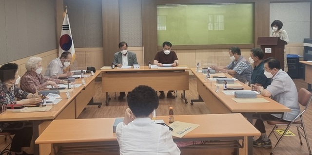 ▲ 지난 24~25일 경로당 회장과 총무에 대한 방역지침 준수, 예방 접종자 대장 관리 등 경로당 운영 관련 교육을 실시했다.ⓒ대전 중구