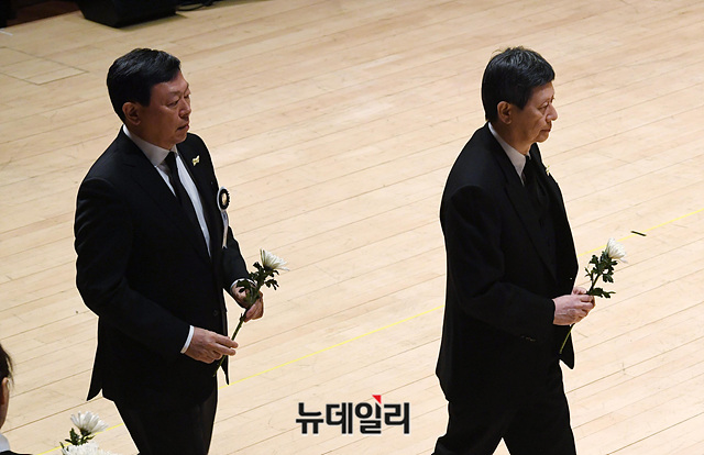 ▲ 신동빈 롯데 회장(왼쪽)과 신동주 전 일본 롯데홀딩스 부회장이 지난해 1월 서울 잠실 롯데콘서트홀에서 열린 신격호 명예회장의 영결식에서 헌화하고 있다. ⓒ 뉴데일리경제