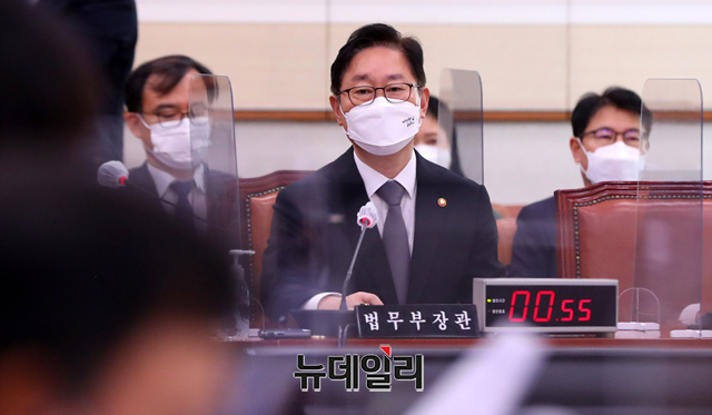 ▲ 지난 25일 국회에서 열린 법제사법위원회 전체회의에 출석해 의원들의 질문에 답하고 있는 박범계 법무장관. ⓒ이종현 기자(사진=공동취재단)