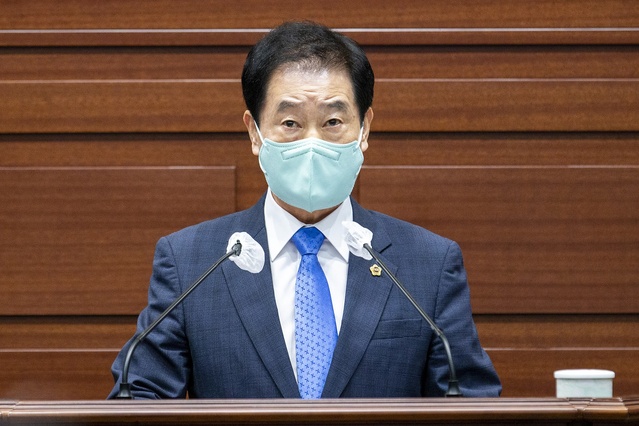 ▲ 25일 열린 제324회 경북도의회 정례회 제3차 본회의 5분 자유발언에서, 이번에 윤리특별위원회에서 발간한 ‘도덕과 윤리를 바탕으로 하는 슬기로운 의정생활’ 책자를 소개하면서 경북도의회 의원의 청렴하고 공정한 의정활동을 포함해 청렴한 공직사회 조성을 당부하는 주문이 나와 눈길을 끌었다.ⓒ경북도의회