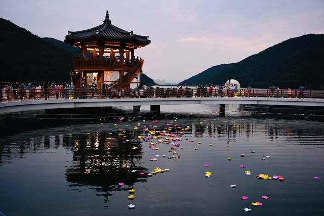 ▲ 대구 달성군(군수 김문오)은 지난 26일 오후 송해공원에서 달성군 참꽃투어의 야경 코스와 연계한 소규모행사인 ‘2021 달빛소원프로그램’을 운영했다.ⓒ달성군