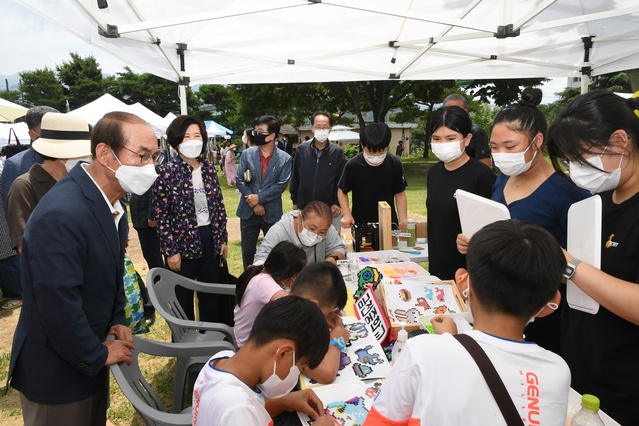 ▲ 청도군(군수 이승율)은 지난 26일 새마을공원에서 이승율 청도군수, 이만희 국회의원, 신활력플러스사업단, 지역공연단 등이 참여한 가운데, 플리마켓 ‘마카모디장’을 성황리에 개최했다.ⓒ청도군