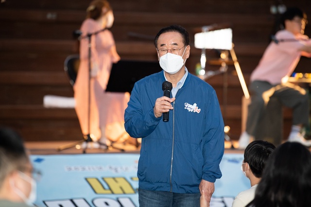 ▲ 구미시(시장 장세용)에서는 인문도시 지원사업으로 6월 26일 오후 7시 시민 100여 명이 참여한 가운데 드림큐브에서 ‘내가 구미의 문화다’ 6월 공연을 개최했다.ⓒ구미시