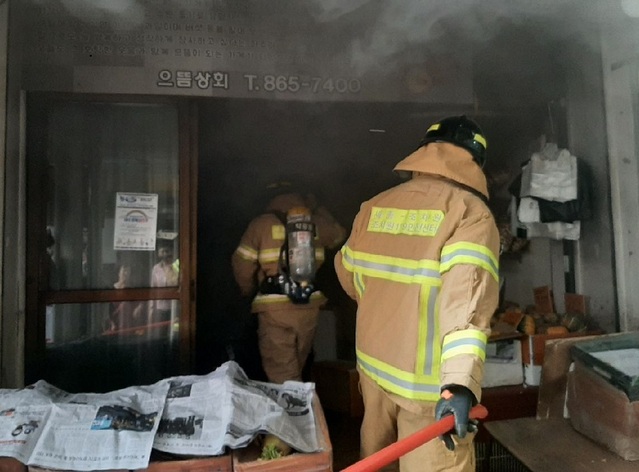 ▲ 27일 오전 9시 52분경 세종시 조치원전통시장의 한 점포에서 불이나 소방대원들이 진화 작업을 하고 있다.ⓒ세종소방본부