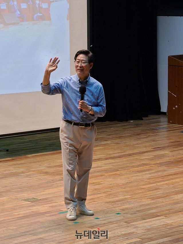 ▲ 양승조 충남도지사가 27일 천안 단국대에서 개최한 출판기념회에서 지자자들에게 손을 들어 인사하고 있다.ⓒ김정원 기자