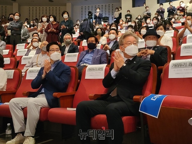 ▲ 양승조 충남도지사와 이재명 경기지사가 양 지사의 출판기념회에 나란히 앉아 내빈 소개를 하자 박수를 치고 있다.ⓒ김정원 기자