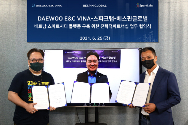 ▲ (사진 왼쪽부터)김유진 스파크랩 대표, 황주명 대우건설 베트남 법인장, 박경훈 베스핀글로벌 SEA 대표가 MOU를 체결하고 기념촬영하고 있다.ⓒ대우건설