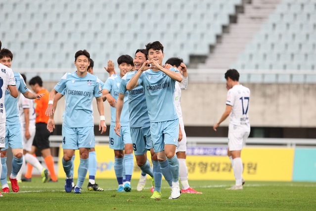 ▲ 27일 천안종합운동장에서 열린 K3리그 16라운드 청주FC를 만나 3-0 승리를 거두며 2연승을 기록했다. 김종석이 이날 2경기 연속 멀티골을 기록하며 좋은 활약을 보여줬다. 김종석이 하트를 그리며 세레머니를 하고 있다.ⓒ천안시축구단