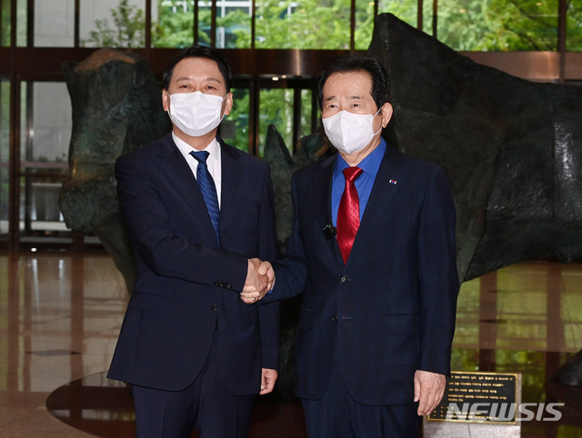 ▲ 여권 대선 후보인 정세균 전 국무총리와 이광재 더불어민주당 의원이 28일 오전 서울 여의도 한국거래소에서 단일화 추진 발표를 하기 전 악수를 하고 있다. ⓒ뉴시스