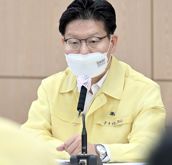 ▲ 김정섭 공주시장이 28일 시청 대백제실에서 열린 7월 중 업무계획보고회에서 모두 발언을 하고 있다.김 시장은 이날 모두 발언에서 