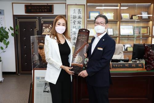 ▲ 박 군수의 ‘란’ 홍보대사 위촉식 장면.ⓒ영동군