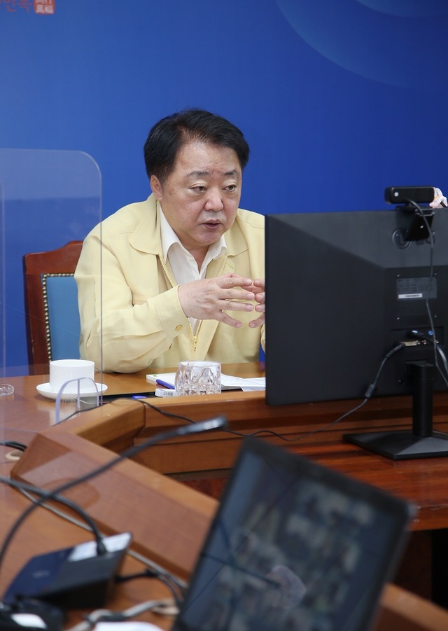 ▲ 한범덕 청주시장이 28일 시청에서 온라인 영상회의를 주재하고 있다.ⓒ청주시