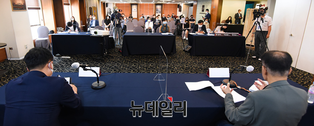 ▲ 25일 '제2회 박근혜 대통령 불법 탄핵에 관한 법조세미나' 참석자들이 강연을 듣고 있다. ⓒ강민석 기자