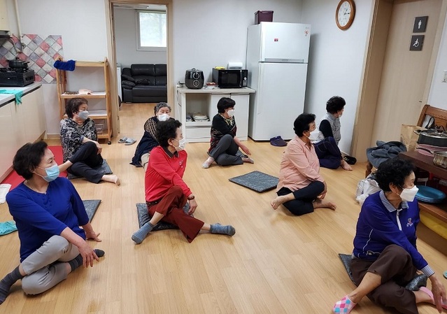 ▲ 천안시노인회 경로당 프로그램 중 하나인 실버체조.ⓒ천안시
