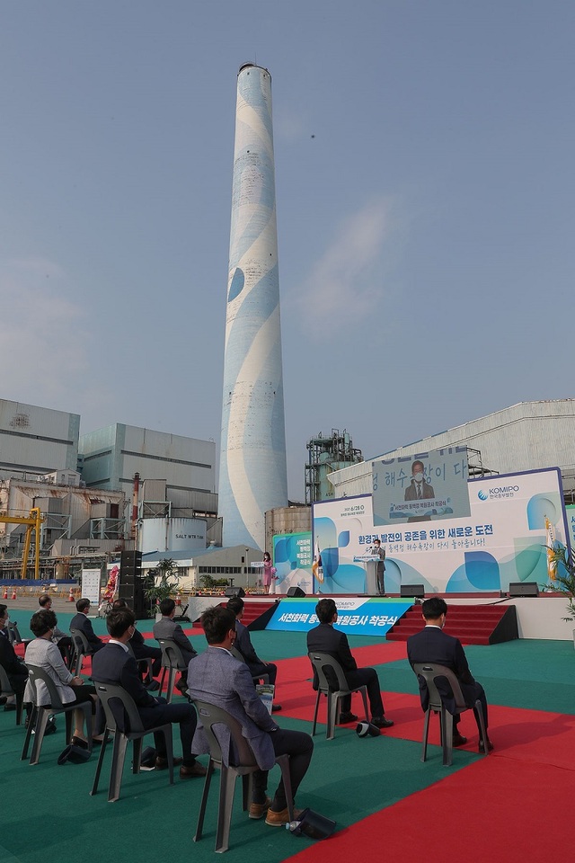 ▲ 충남 서천화력발전소 건설로 파묻혔던 동백정해수욕장이 복원된다. 사진은 양승조 충남도지사와 노박래 서천군수 등이 참석한 가운데 28일 착공식을 가졌다.ⓒ충남도